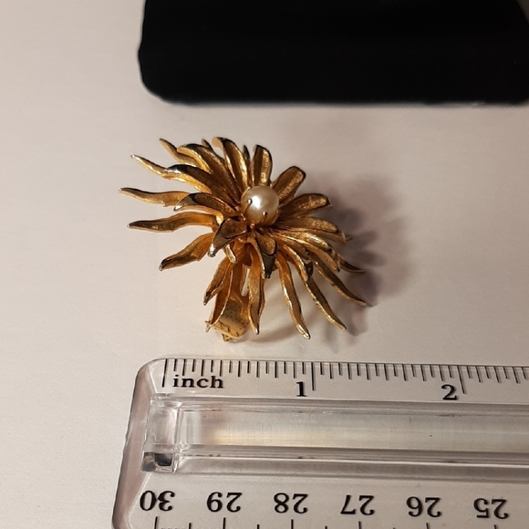 1950's Vintage Goldtone Sunburst Brooch with Pearl Accent & a Hinged Clip - Picture 3 of 14